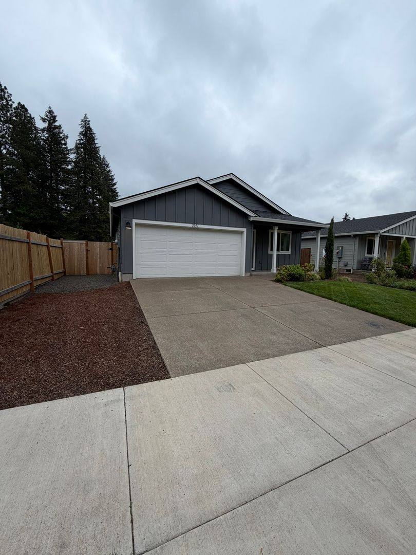 House for rent at 2051 Franklin St, Lebanon, OR 97355