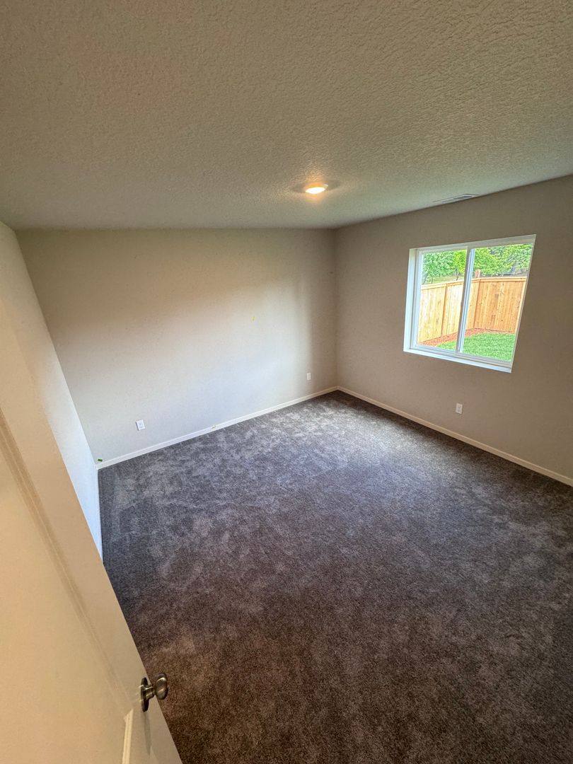 House for rent at 2051 Franklin St, Lebanon, OR 97355