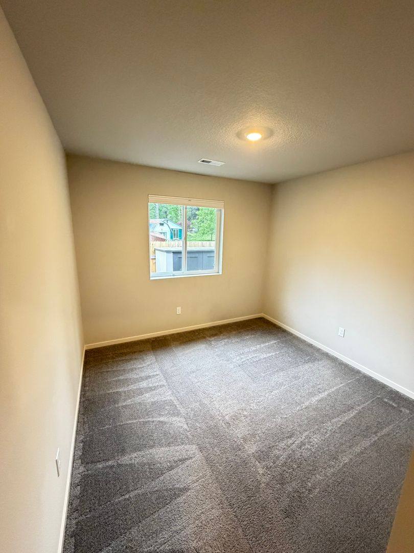 House for rent at 2051 Franklin St, Lebanon, OR 97355