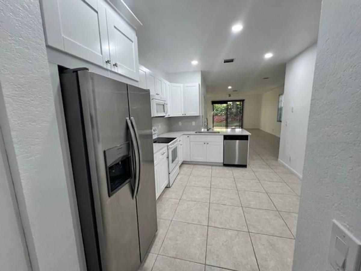 Townhouse for rent at 4150 Forest Dr Th, Fort Lauderdale, FL 33332