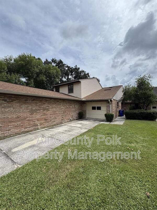 Townhouse for rent at 542 Lake Carolyn Circle, Lakeland, FL 33813