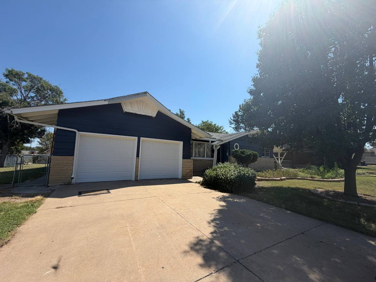 House for rent at 519 Claremont Dr, Salina, KS 67401