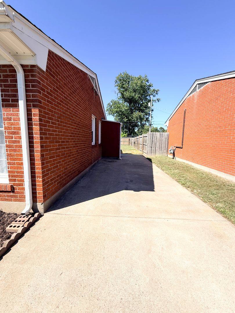 House for rent at 2511 Meadow Dr, Louisville, KY 40218