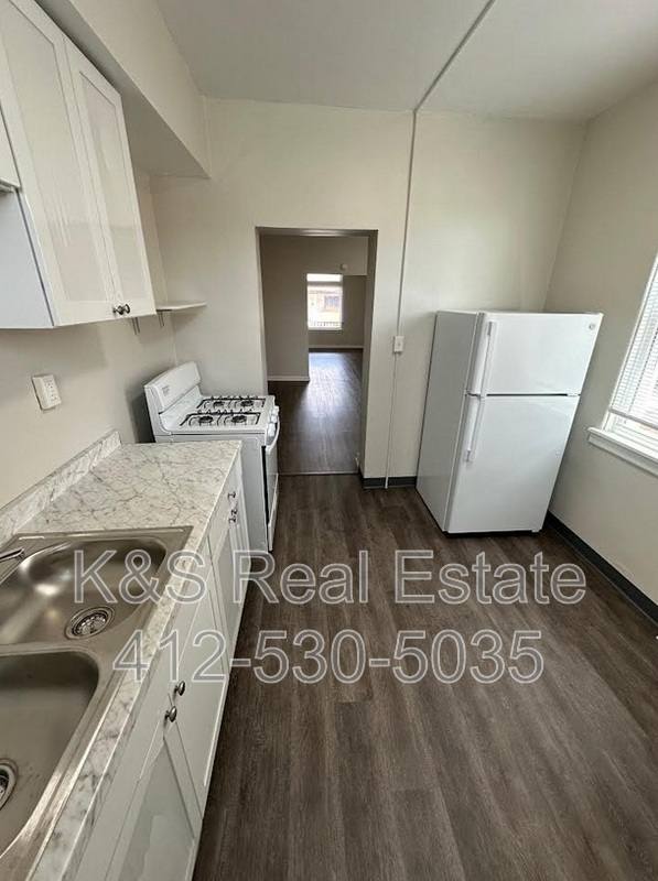 Townhouse for rent at 527 Marwood Ave, McKees Rocks, PA 15136