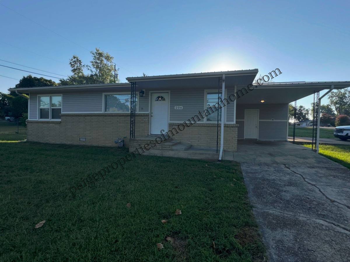 House for rent at 204 Dyer St, Mountain Home, AR 72653