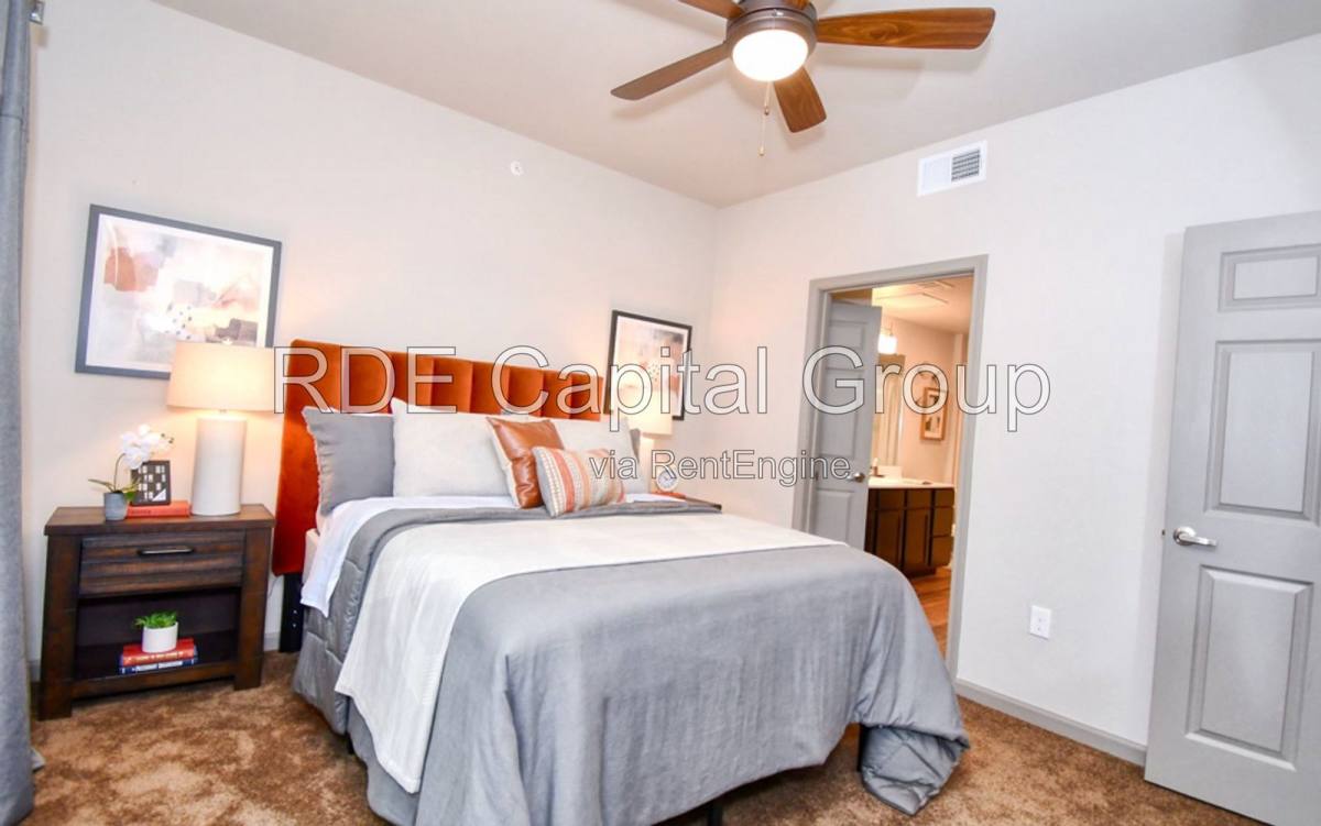 Apartment for rent at 4800 W Illinois Ave, Dallas, TX 75211