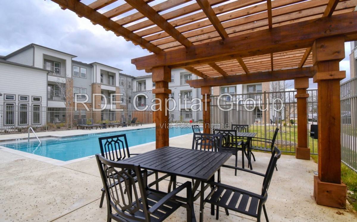 Apartment for rent at 4800 W Illinois Ave, Dallas, TX 75211