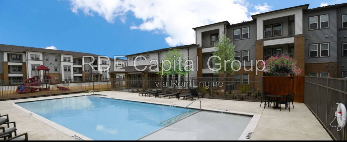 Apartment for rent at 4800 W Illinois Ave, Dallas, TX 75211