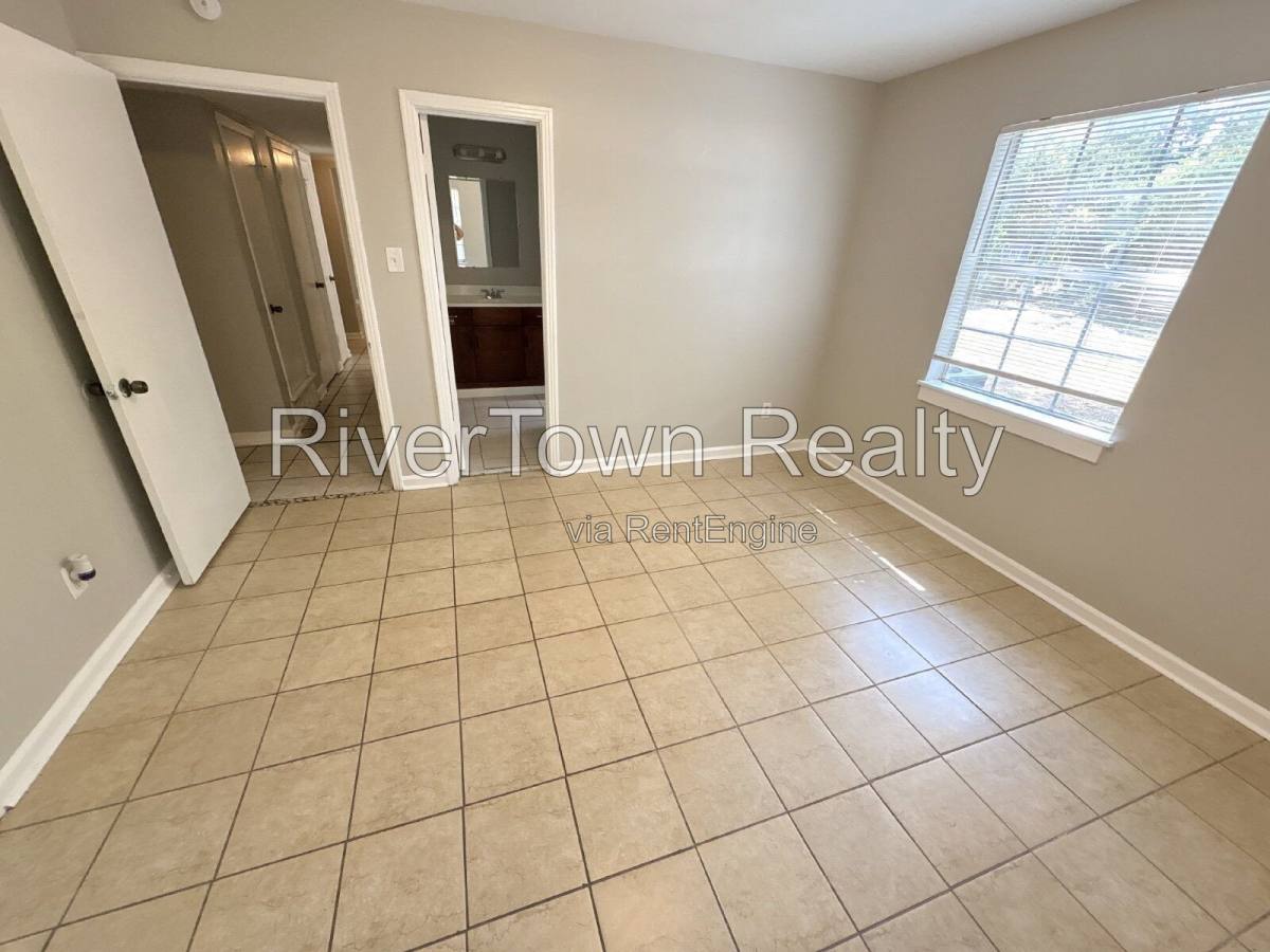 Apartment for rent at 1976 Goldbrier Lane, Memphis, TN 38134