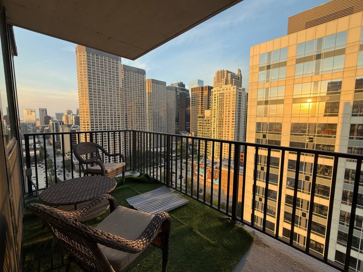210 S Desplaines, Chicago, IL 60661 - Apartment for Rent - Image 2