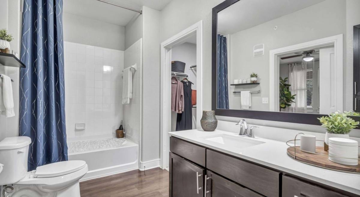 Apartment for rent at 2400 Fort Worth Ave #3211, Dallas, TX 75211