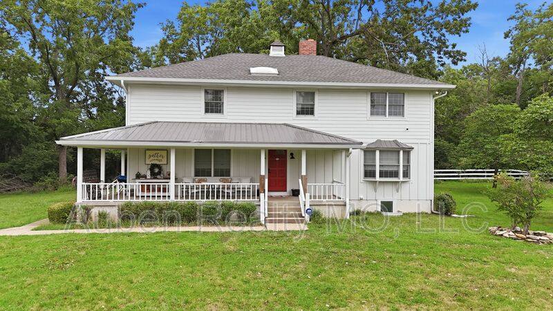 House for rent at 10200 Grandview Rd, Kansas City, MO 64137