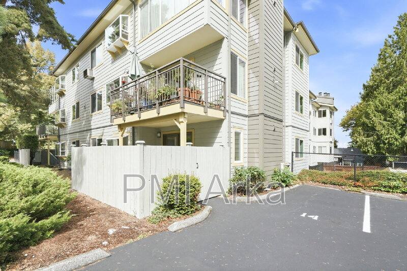 Townhouse for rent at 9800 Roosevelt Way NE #14, Seattle, WA 98115