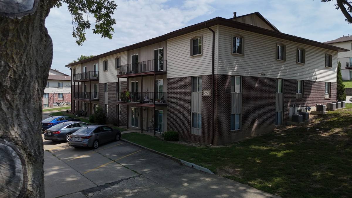 Apartment for rent at 827 SW Blvd, Jefferson City, MO 65109