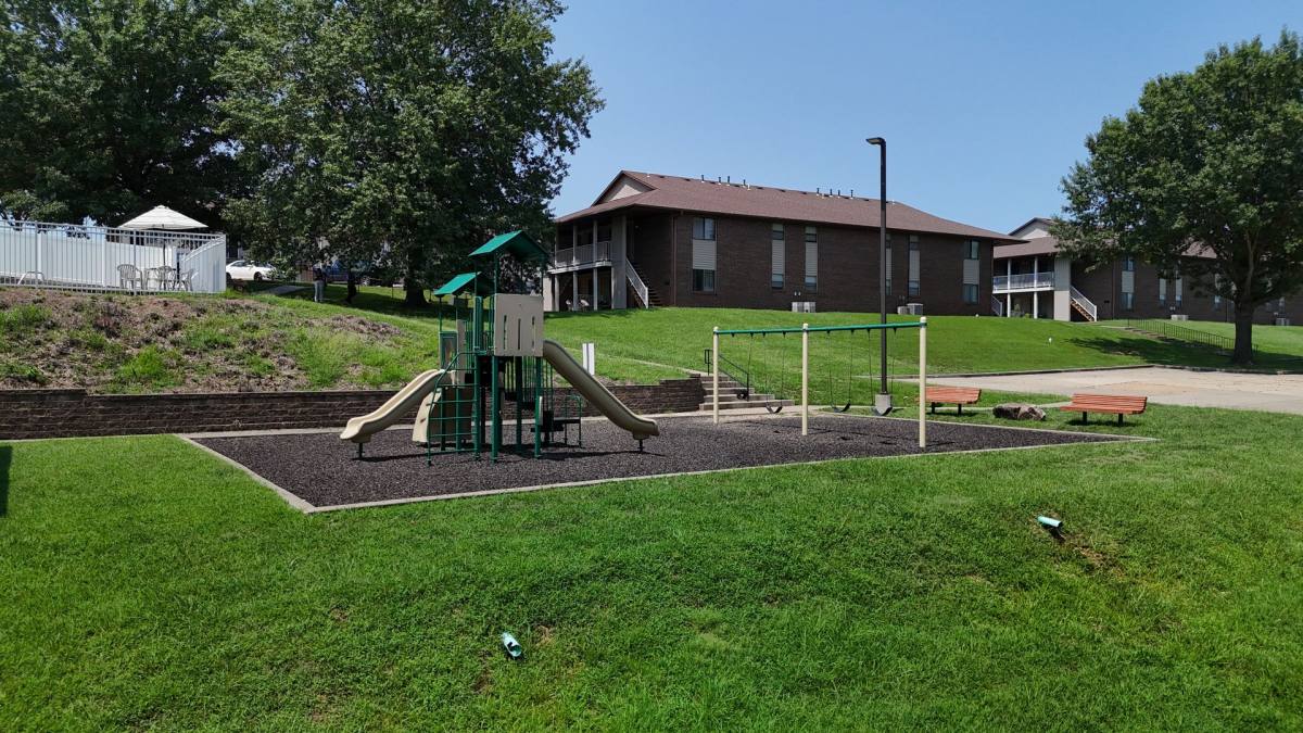Apartment for rent at 827 SW Blvd, Jefferson City, MO 65109