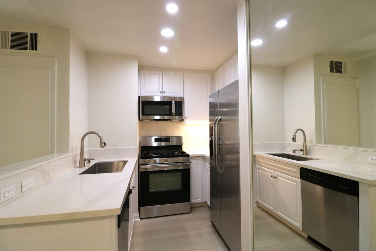 Apartment for rent at 5545 Canoga Ave #106, Woodland Hills, CA 91367