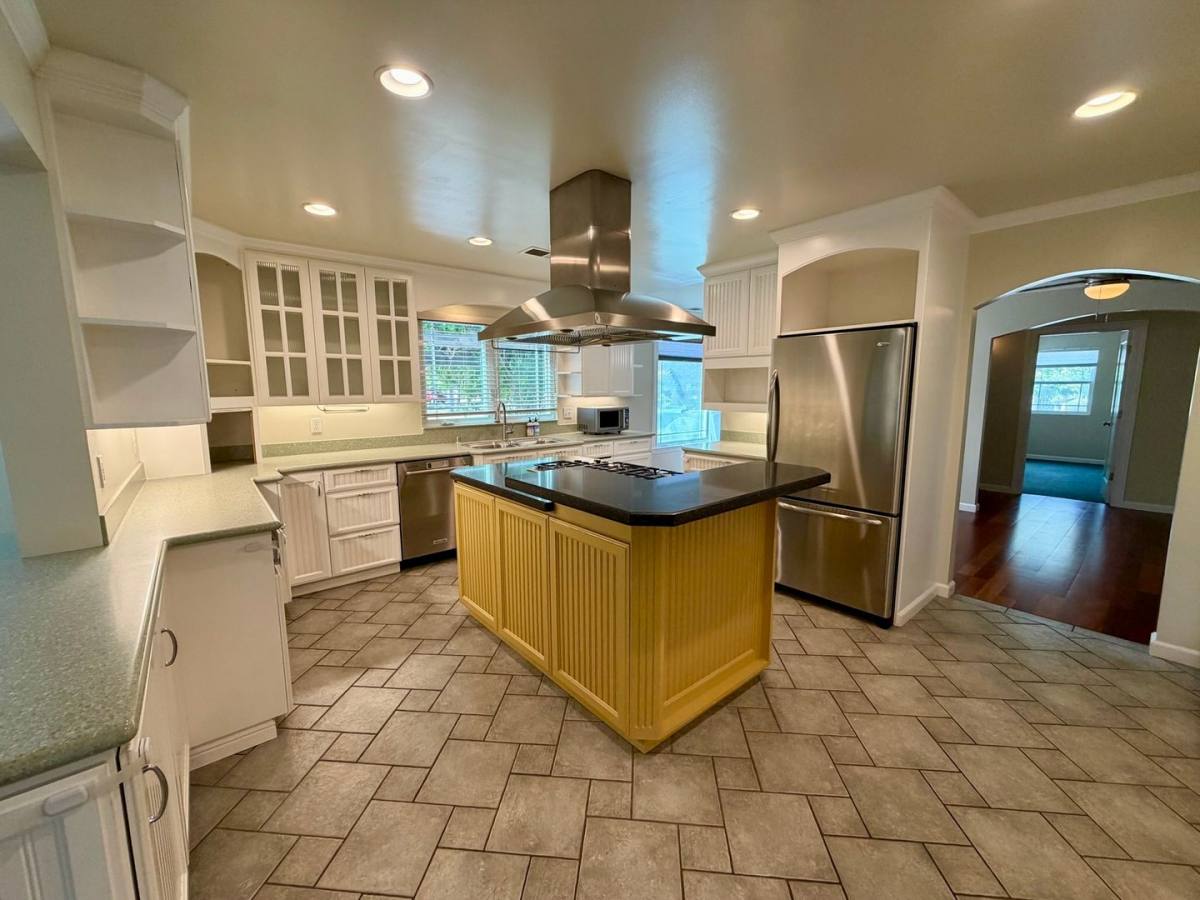 House for rent at 886 N Redwood Ave, San Jose, CA 95128