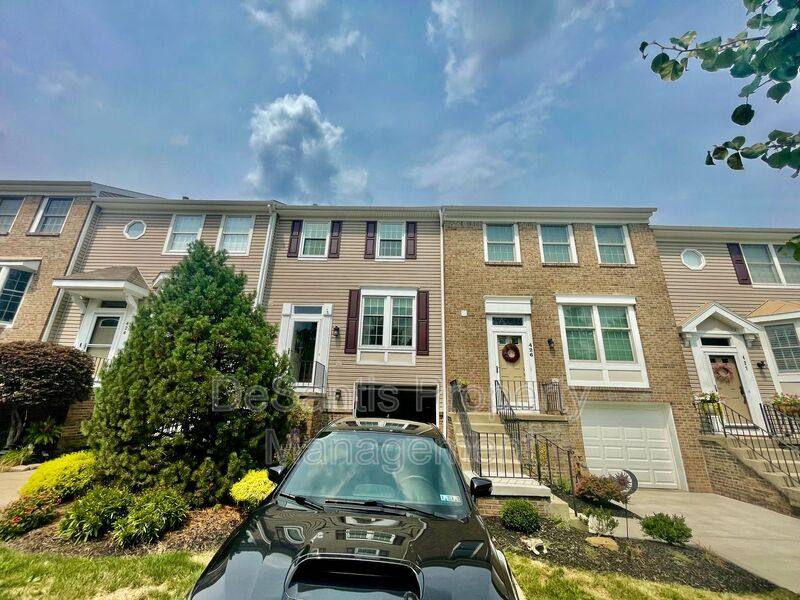 House for rent at 425 Parkridge Lane, Coraopolis, PA 15108
