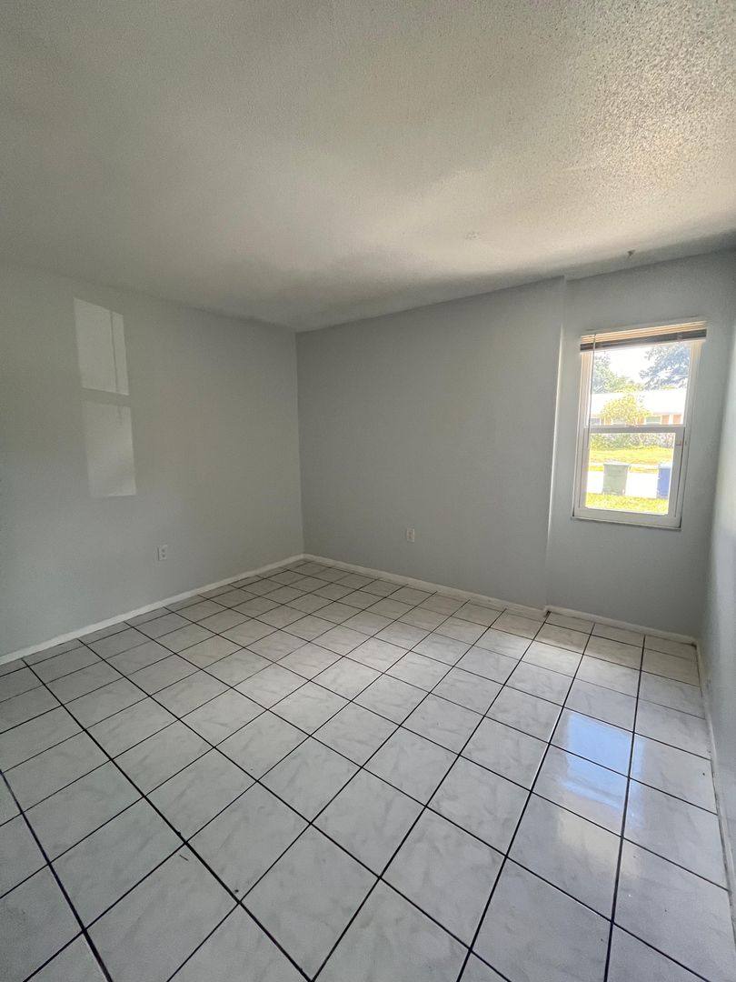 6947 Brentford Rd, Sarasota, FL 34241 - Apartment for Rent - Image 2