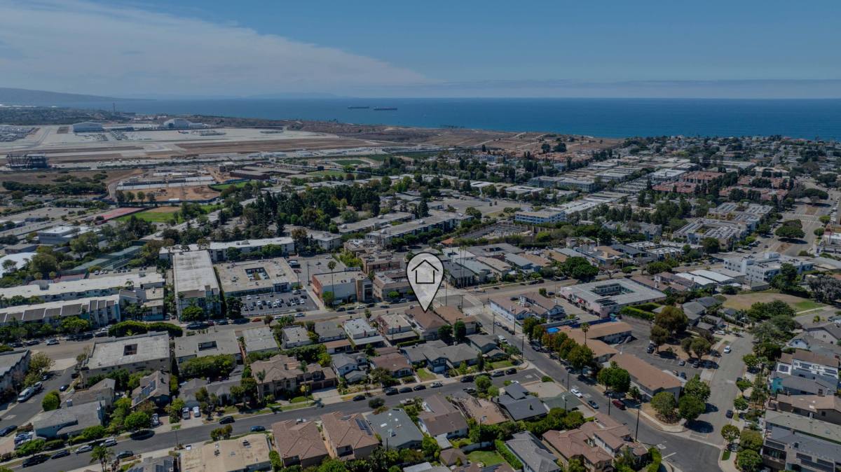 Apartment for rent at 7737 Manchester Ave, Playa Del Rey, CA 90293