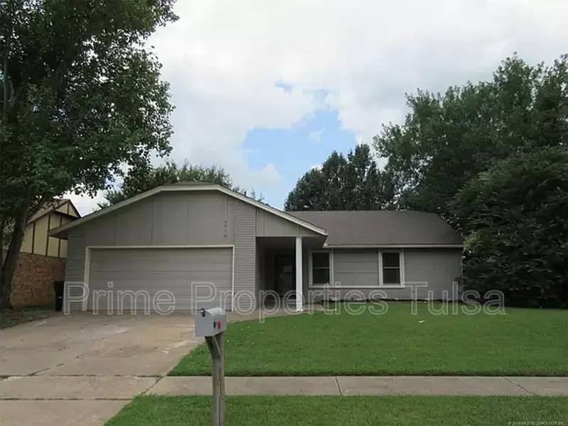 House for rent at 5716 S Elm Ave, Broken Arrow, OK 74014