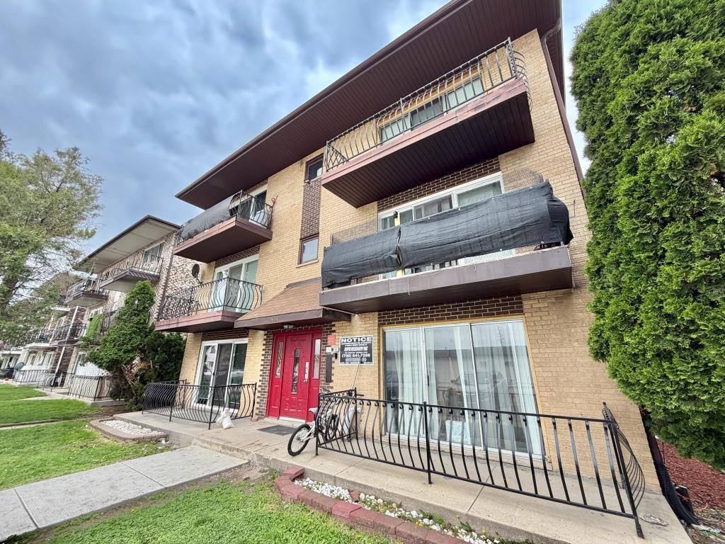 Apartment for rent at 10602 Oak Tree Dr, Worth, IL 60482