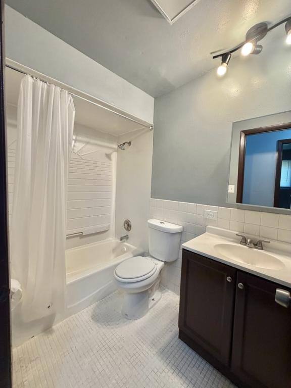 Apartment for rent at 10602 Oak Tree Dr, Worth, IL 60482