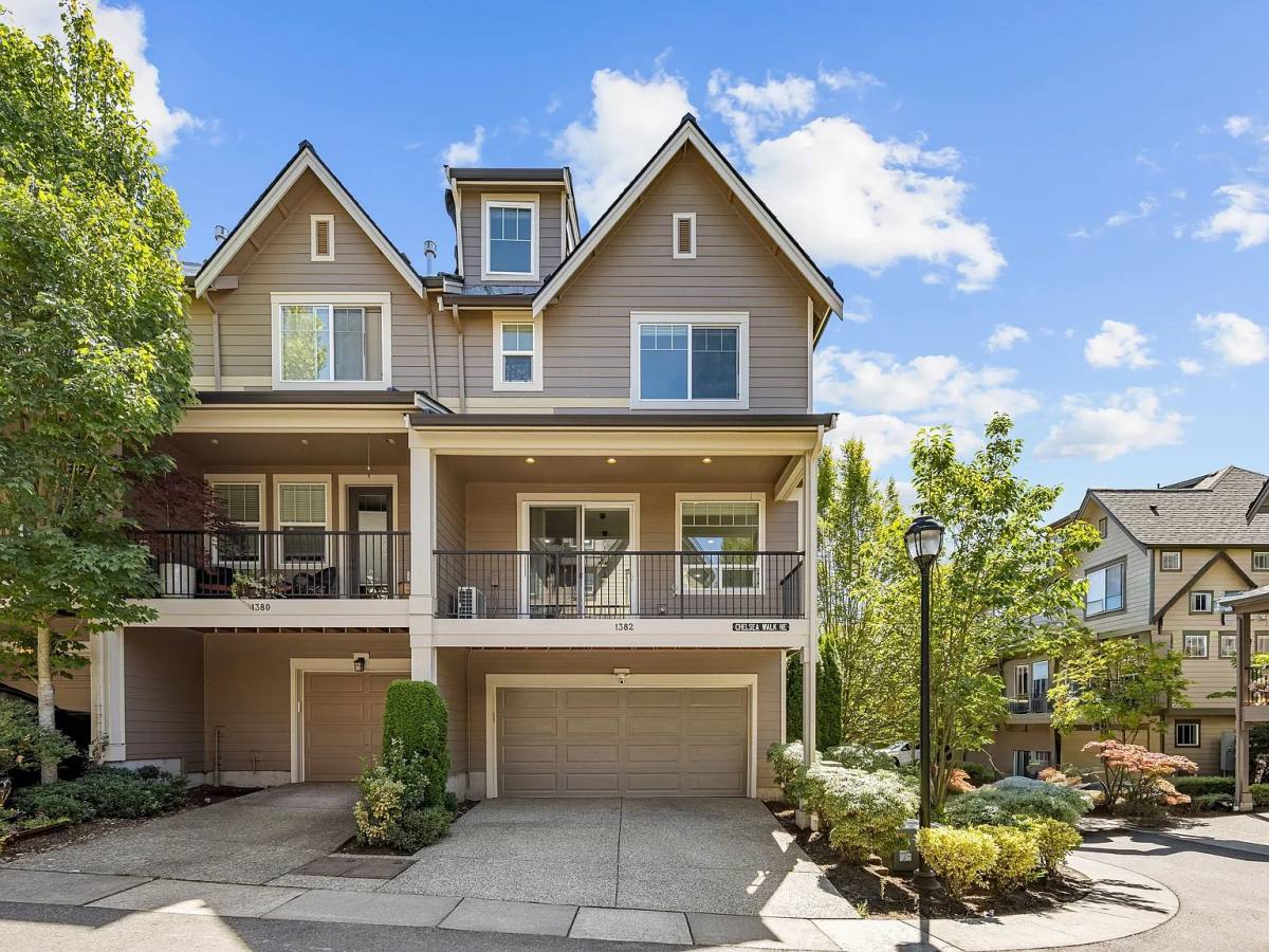 Townhouse for rent at 1382 Chelsea Walk NE, Issaquah, WA 98029