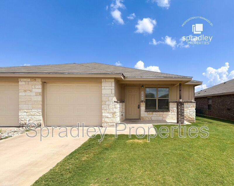 Townhouse for rent at 1549 Brady Way, Belton, TX 76513
