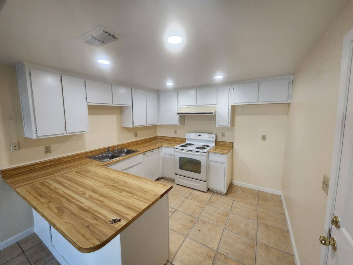 Apartment for rent at 4921-4923 Saddlerock Way, Sacramento, CA 95841