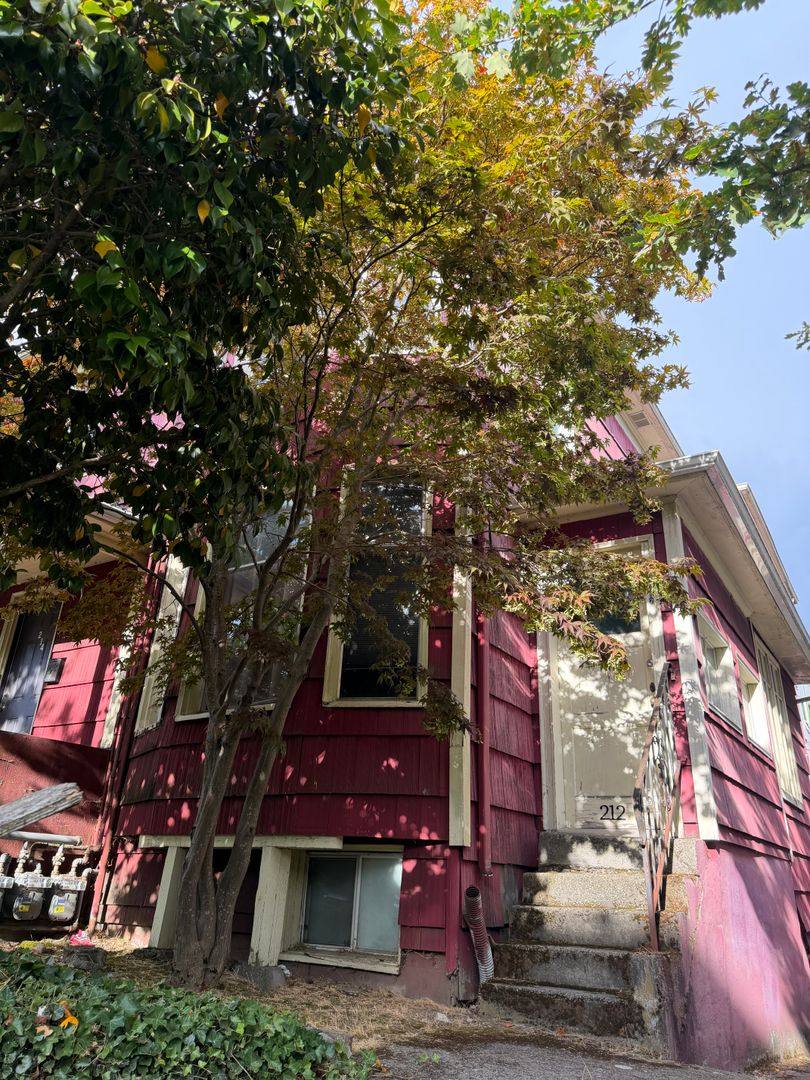 Apartment for rent at Seattle U, 208-216 10th Ave, Seattle, WA 98122