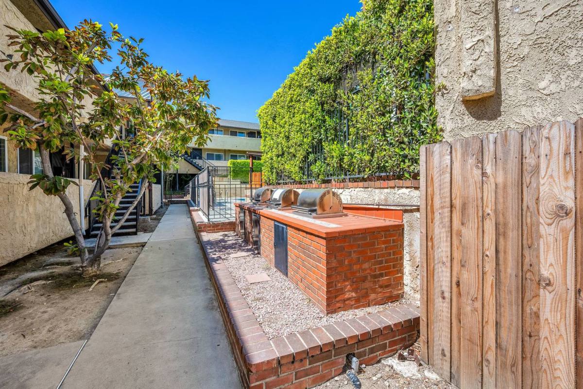 Apartment for rent at 3030 Montrose Ave, La Crescenta, CA 91214