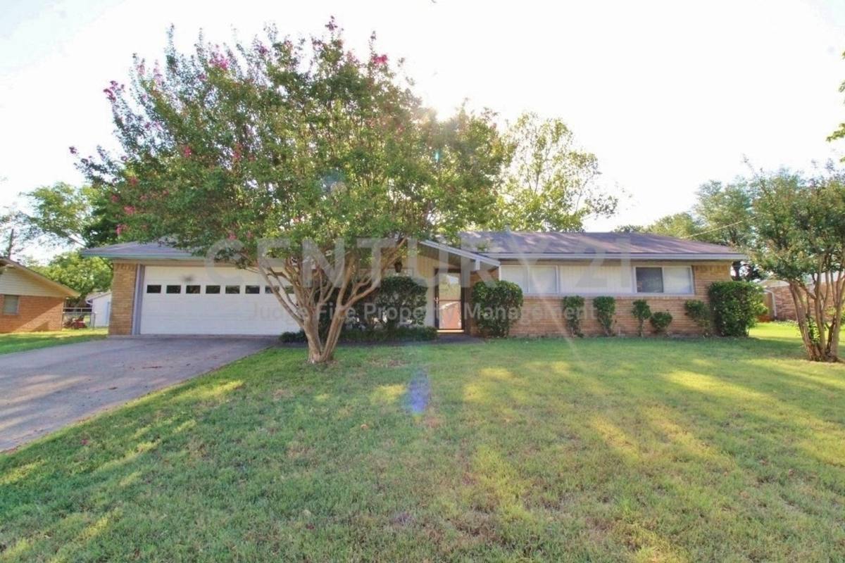House for rent at 1420 Hillside Dr, Midlothian, TX 76065