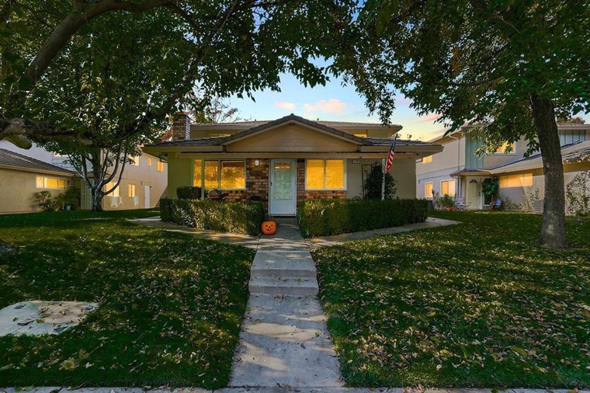 Townhouse for rent at 5137 Connecticut Dr #2, Sacramento, CA 95841