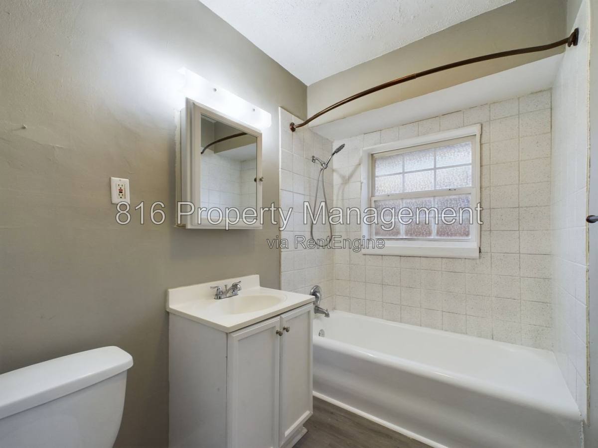 House for rent at 5912 Paseo Blvd, Kansas City, MO 64131