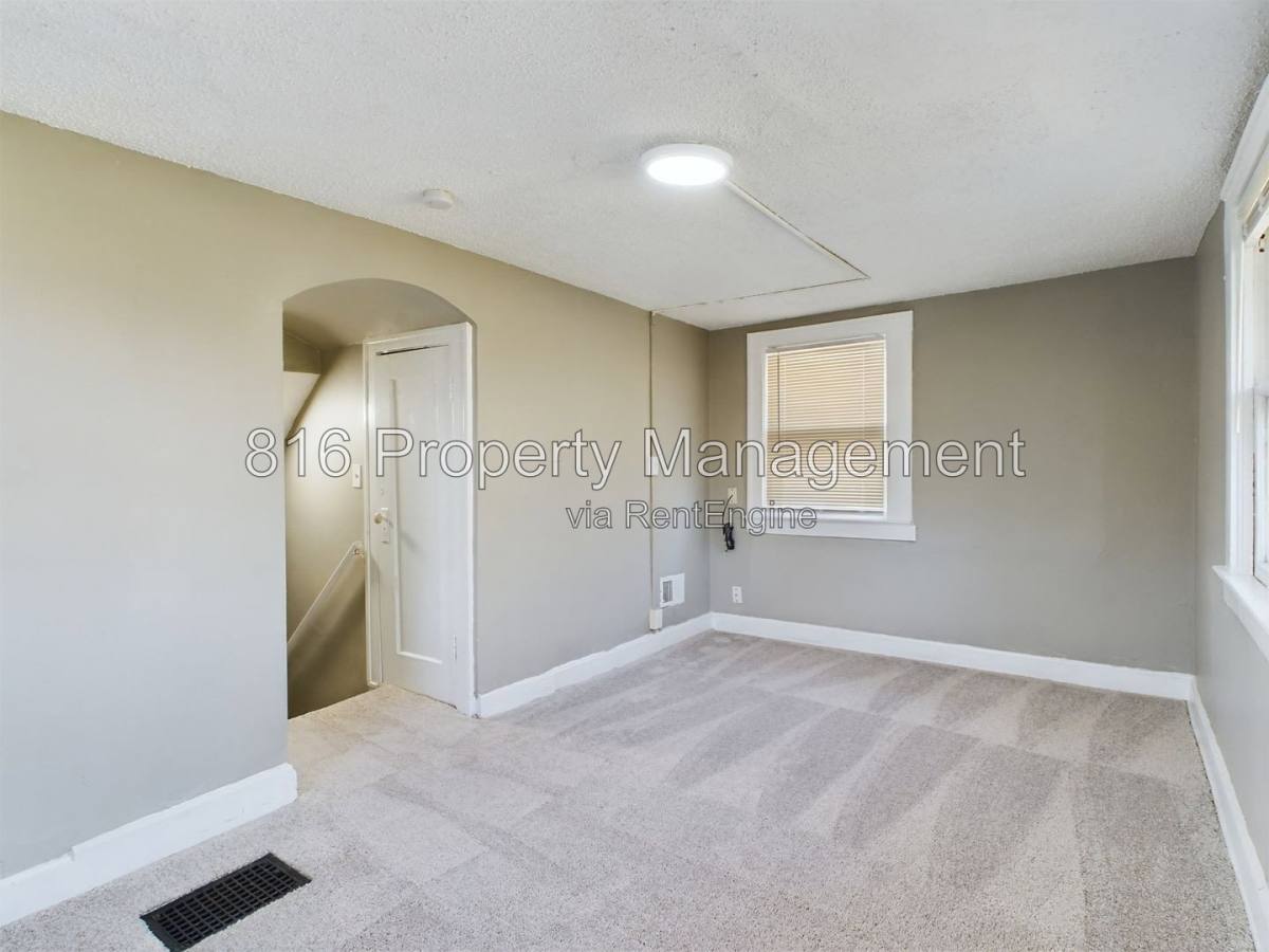 House for rent at 5912 Paseo Blvd, Kansas City, MO 64131