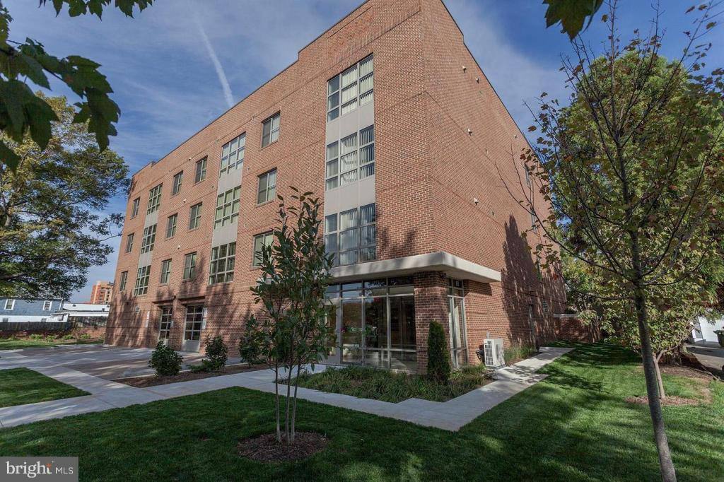 Apartment for rent at 905 N Jackson St, Arlington, VA 22201