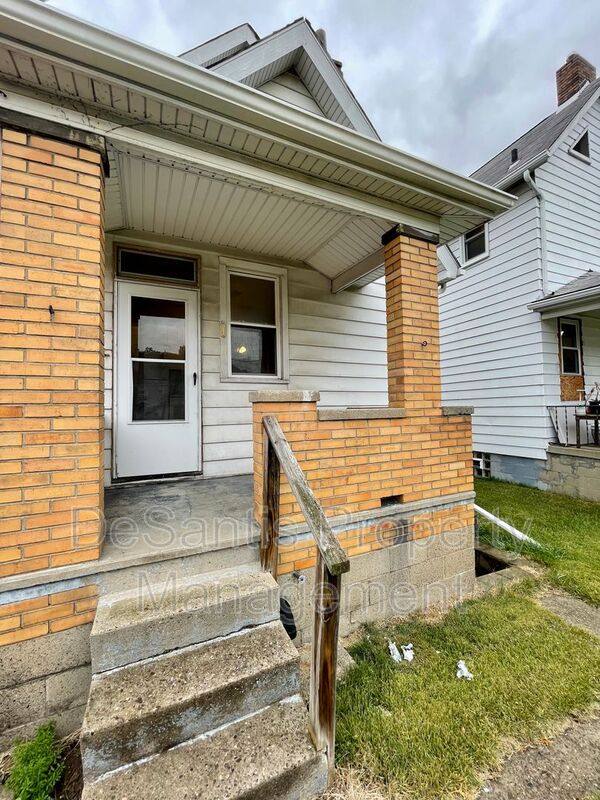 House for rent at 710 4th Ave, Coraopolis, PA 15108