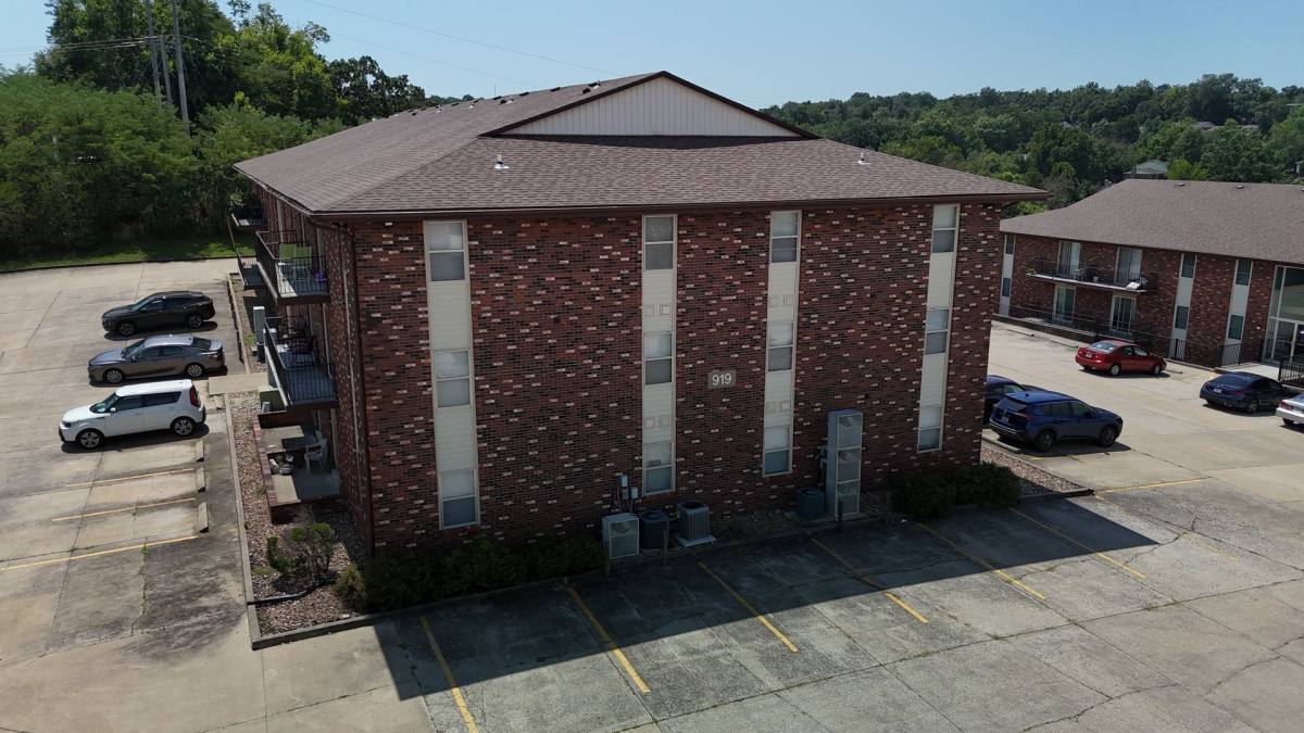 Townhouse for rent at 919 SW Blvd, Jefferson City, MO 65109