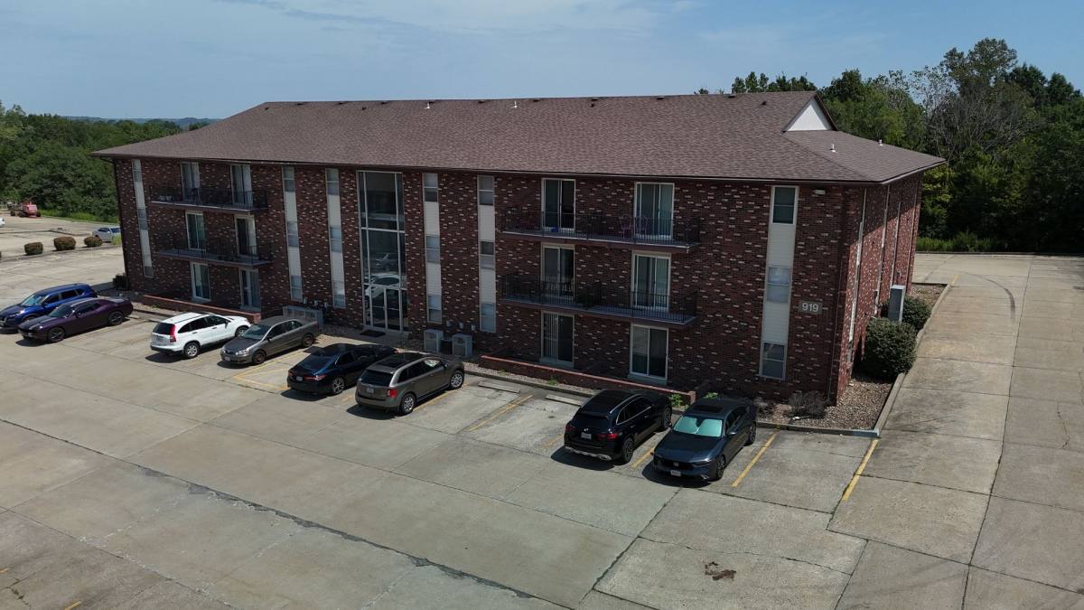 Townhouse for rent at 919 SW Blvd, Jefferson City, MO 65109