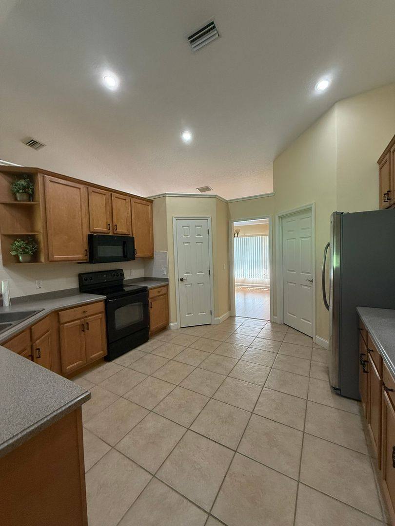 5203 SE 42nd Court, Ocala, FL 34480 - House for Rent - Image 2