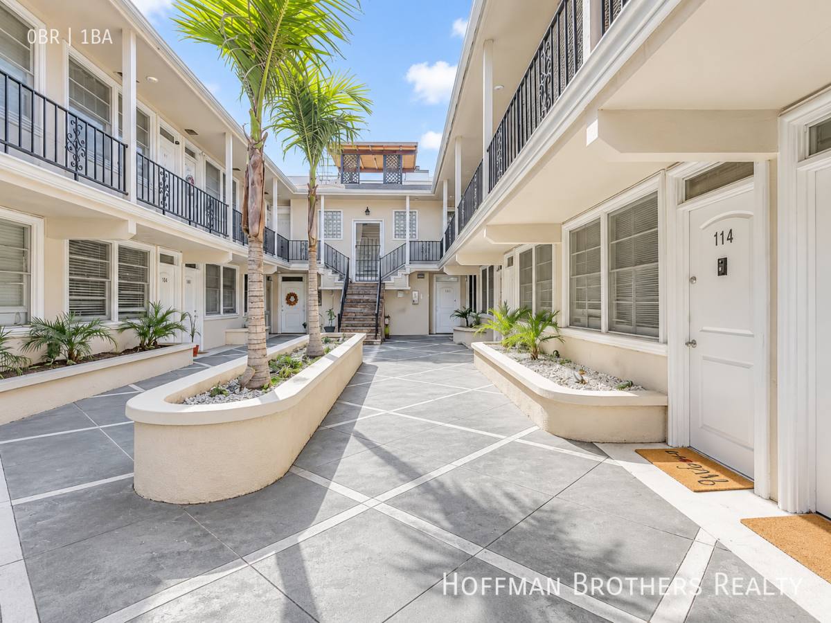 Apartment for rent at 425 N Oakhurst Dr #204, Beverly Hills, CA 90210