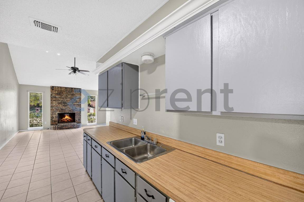 Apartment for rent at 604 Lost Springs Court #B, Arlington, TX 76012