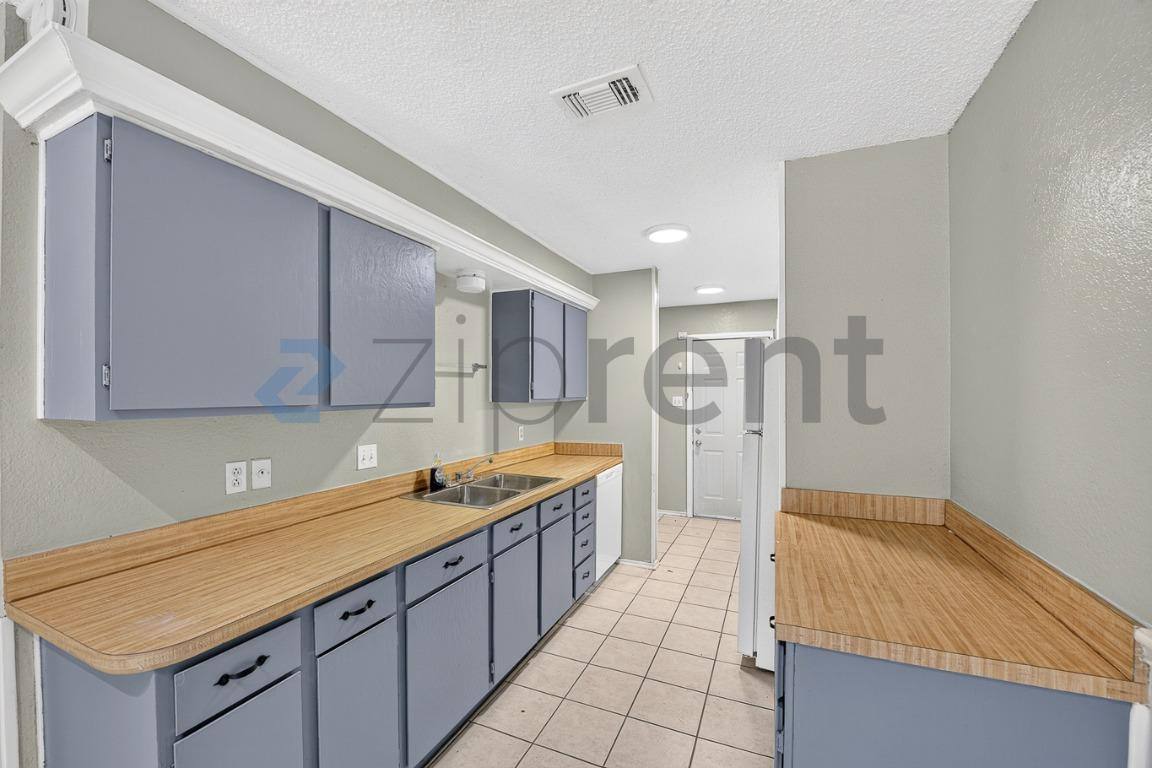 Apartment for rent at 604 Lost Springs Court #B, Arlington, TX 76012