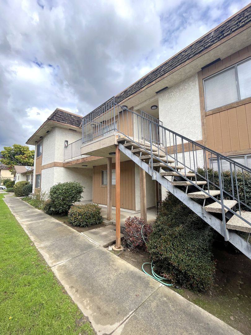 Apartment for rent at 320 W Mountain View Ave, Glendora, CA 91741