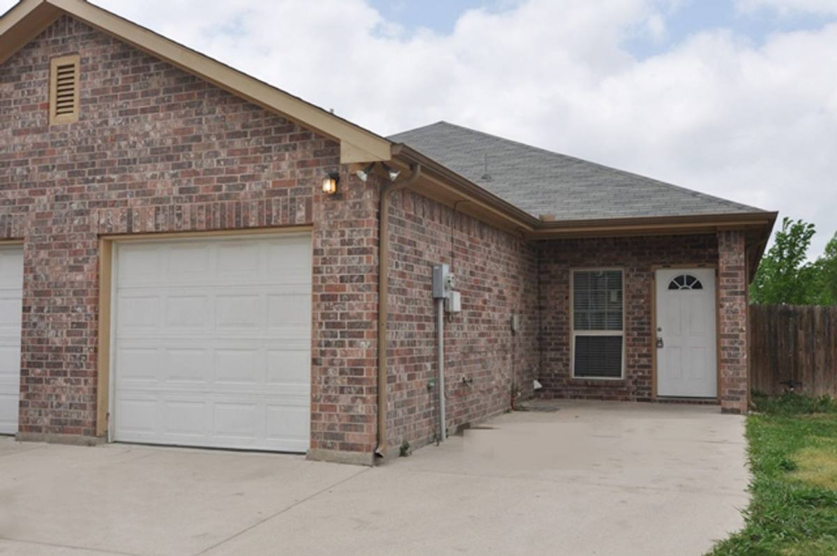 Apartment for rent at 7600-7602 Novella Dr, Fort Worth, TX 76134
