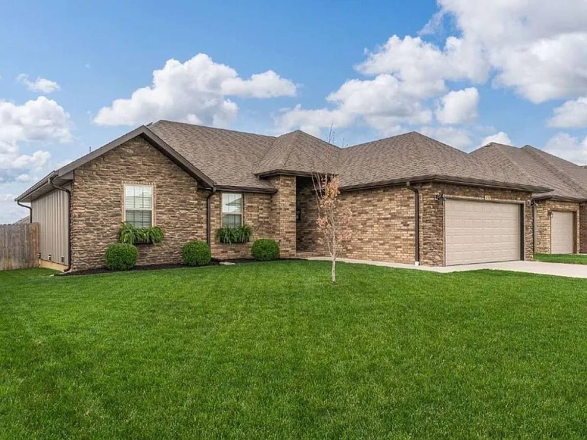 House for rent at 876 E Dyanne Dr, Nixa, MO 65714