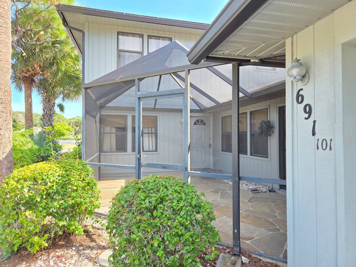 691 S Centre Court SW #101, Vero Beach, FL 32962 - House for Rent - Image 2