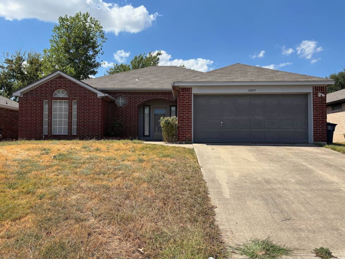 House for rent at 8109 Fox Chase Dr, Fort Worth, TX 76137