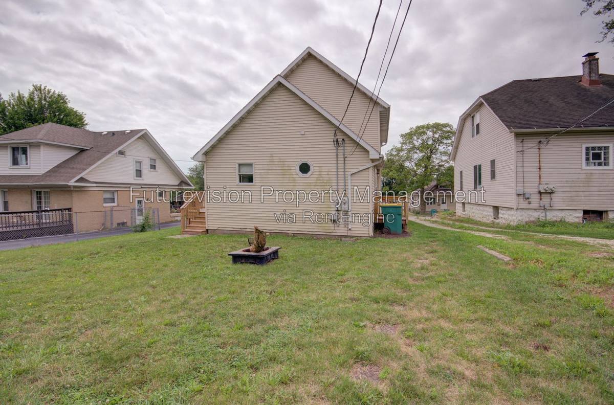 Apartment for rent at 813 Woods Ave #2, Joliet, IL 60436